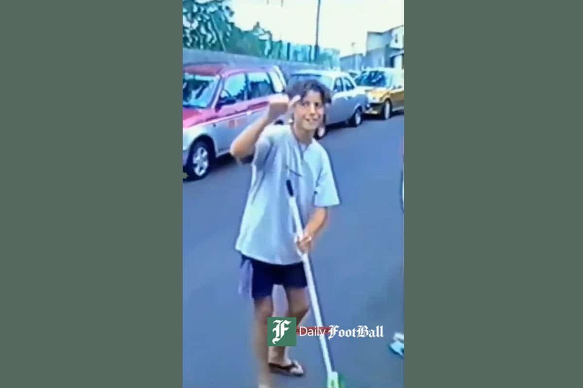 فیلم| رونالدو در حال جارو زدن خیابان ها! فیلم| رونالدو در حال جارو زدن خیابان ها! | دیلی فوتبال