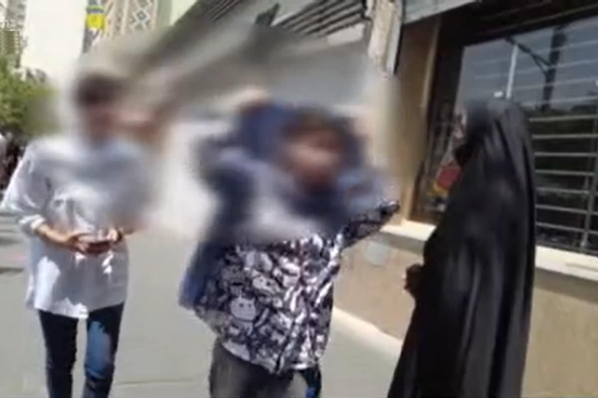 فیلم| گشت ارشاد به زنان بی حجاب چه می گوید؟ فیلم| گشت ارشاد به زنان بی حجاب چه می گوید؟ | دیلی فوتبال