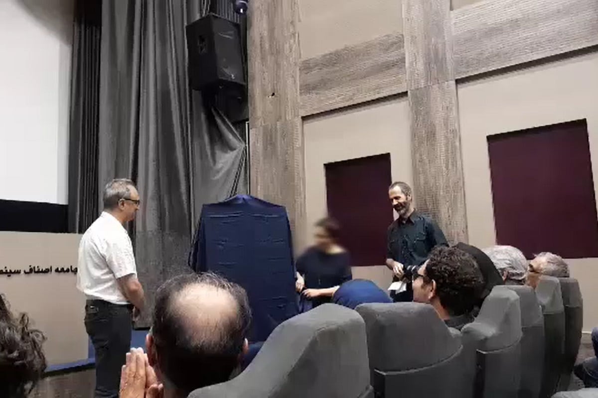 فیلم| هنجارشکنی در مراسم رونمایی از پوستر جشنواره فیلم کوتاه ایسفا | دیلی فوتبال