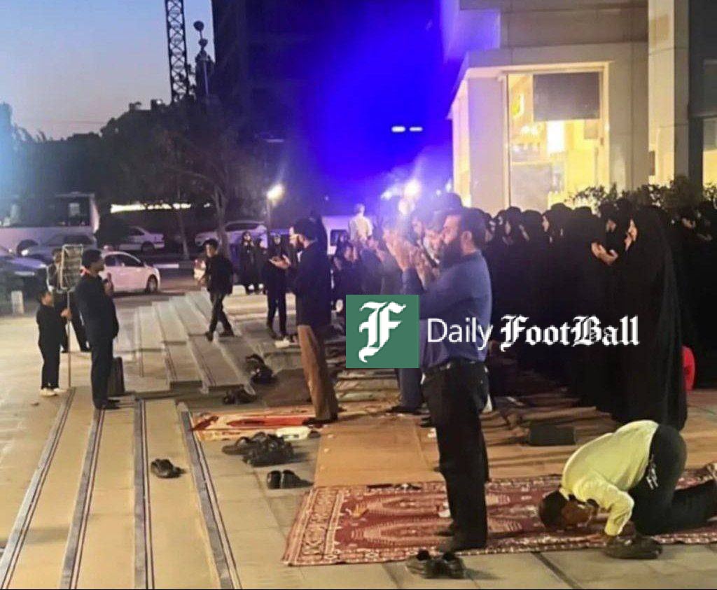 عکس| تجممع اعتراضی مردم مشهد علیه بی حجابی مقابل برج آرمیتاژ مشهد با اقامه نماز جماعت عکس| تجممع اعتراضی مردم مشهد علیه بی حجابی مقابل برج آرمیتاژ مشهد با اقامه نماز جماعت | دیلی فوتبال