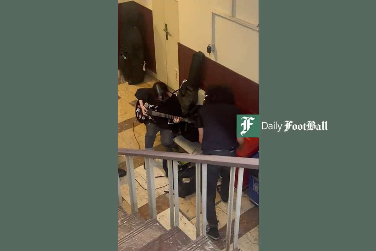 فیلم| هنجارشکنی دانشجویان بی حجاب وسط سالن دانشگاه هنر | دیلی فوتبال