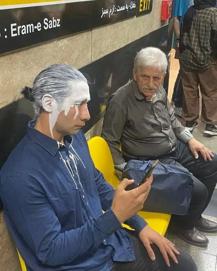 عکس| فراگیر شدن تصاویر افرادی با ظاهر عجیب در مترو
