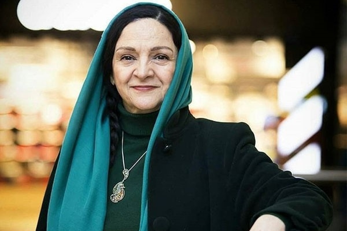 فیلم| کشف حجاب گلاب آدینه بازیگر 70 ساله در سالن تئاتر | دیلی فوتبال