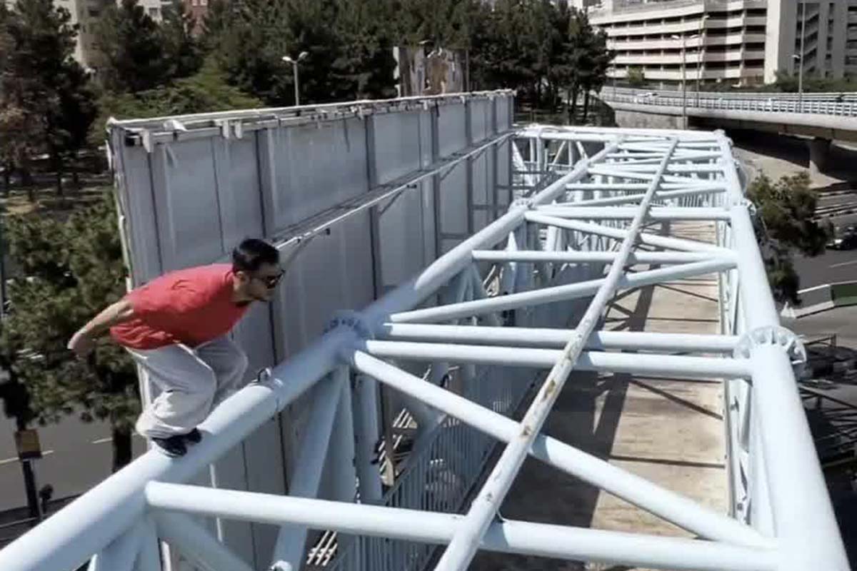 فیلم| پرش خطرناک پارکور کار ایرانی از روی پل عابر پیاده | دیلی فوتبال