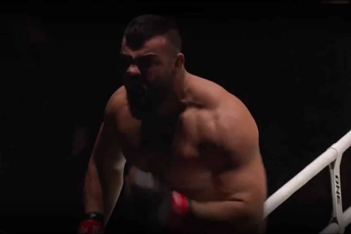 مصاحبه امیر علی اکبری درباره سربند یا حیدر کرار مصاحبه امیر علی اکبری درباره سربند یا حیدر کرار | دیلی فوتبال