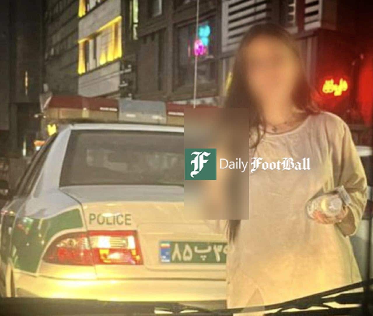 عکس| هتک حرمت ماموران پلیس توسط دختر بی حجاب عکس| هتک حرمت ماموران پلیس توسط دختر بی حجاب | دیلی فوتبال