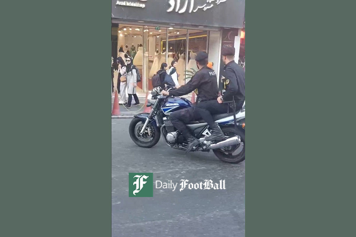 فیلم| گشت موتوری پلیس و تذکر لسانی حجاب به هنجارشکنان در خیابان فیلم| گشت موتوری پلیس و تذکر لسانی حجاب به هنجارشکنان در خیابان | دیلی فوتبال