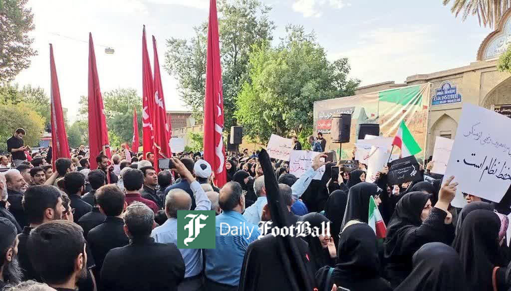 عکس| تجمع خودجوش مردم شیراز مقابل نارنجستان قوام در اعتراض به حمله وحشیانه به زن محجبه عکس| تجمع خودجوش مردم شیراز مقابل نارنجستان قوام در اعتراض به حمله وحشیانه به زن محجبه | دیلی فوتبال