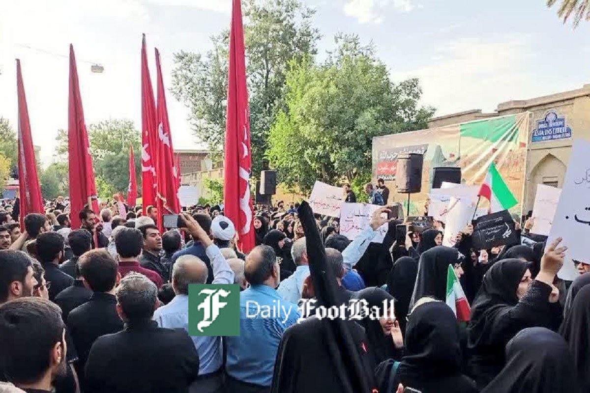 عکس| تجمع خودجوش مردم شیراز مقابل نارنجستان قوام در اعتراض به حمله وحشیانه به زن محجبه عکس| تجمع خودجوش مردم شیراز مقابل نارنجستان قوام در اعتراض به حمله وحشیانه به زن محجبه | دیلی فوتبال