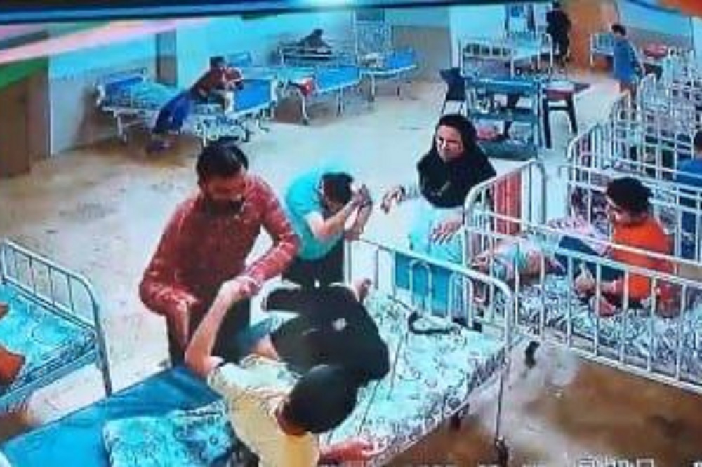 عکس| آزار و اذیت معلولان ذهنی در مرکز توانبخشی بوشهر | دیلی فوتبال