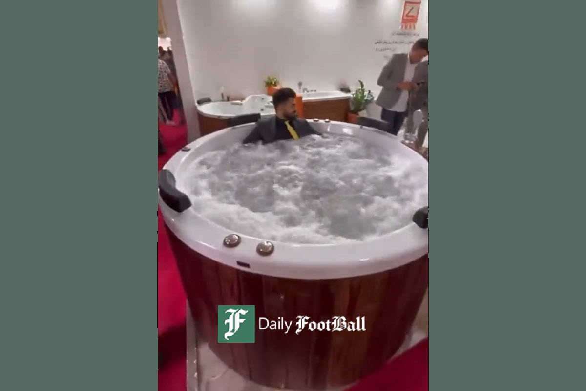 فیلم| تبلیغ جکوزی با کت و شلوار به سبک سریال های ایرانی در نمایشگاه ساختمان تهران | دیلی فوتبال