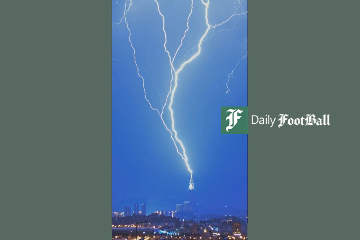 فیلم| لحظه برخورد صاعقه به برج ساعت در مکه | دیلی فوتبال