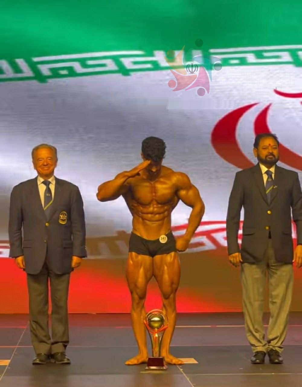 عکس| احترام نظامی قهرمان پرورش اندام آسیا به سرود ملی ایران | دیلی فوتبال