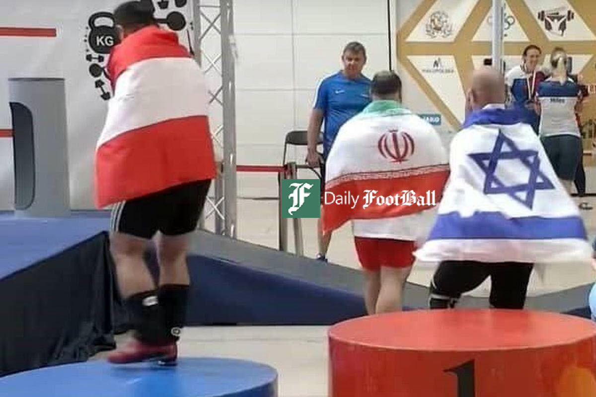 عکس| استقبال و تجلیل مسئولان محلی از ورزشکار هتاک به آرمان های انقلاب اسلامی | دیلی فوتبال