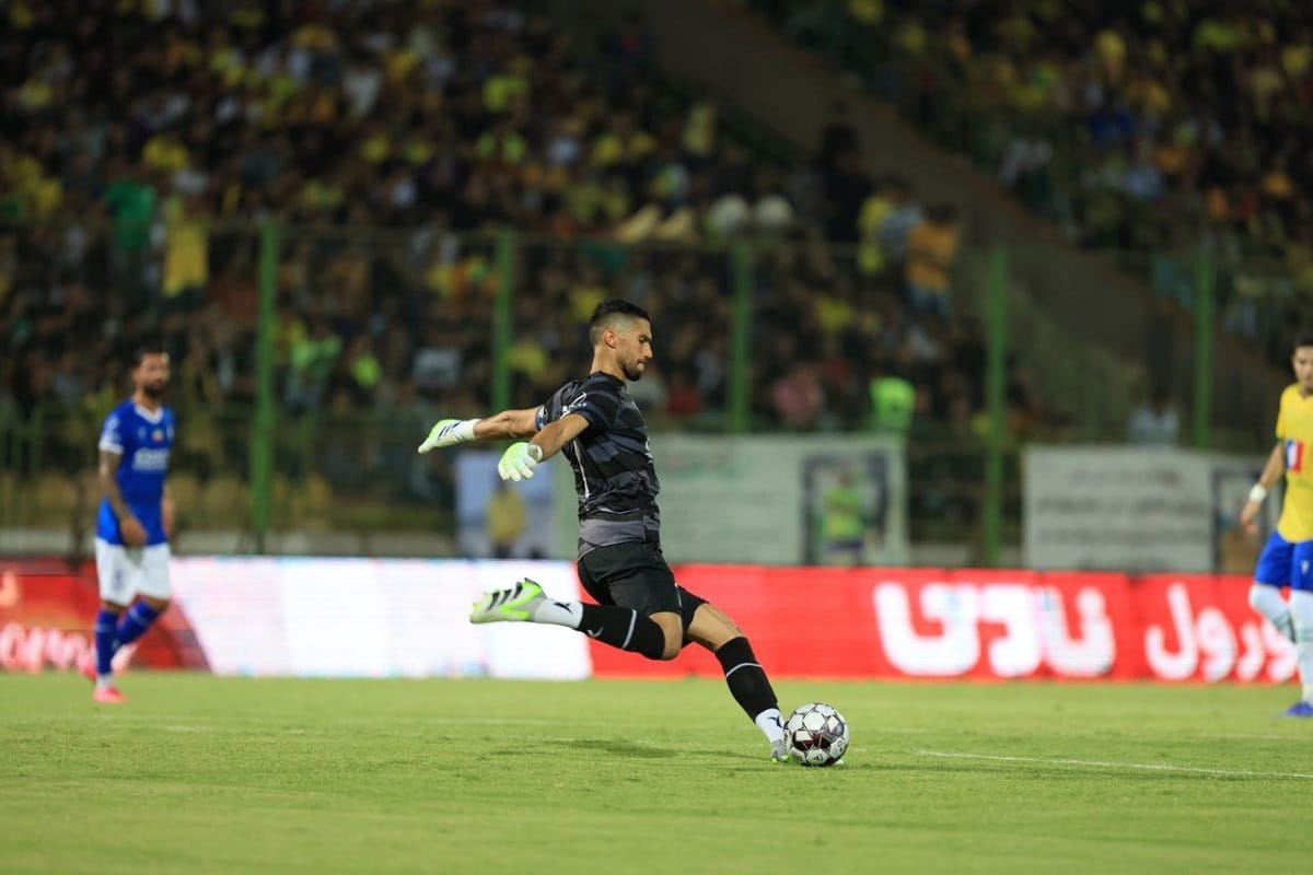 محرومیت حسین حسینی به علت هتاکی؛ دروازه بان استقلال بازی با تراکتور را از دست داد | دیلی فوتبال