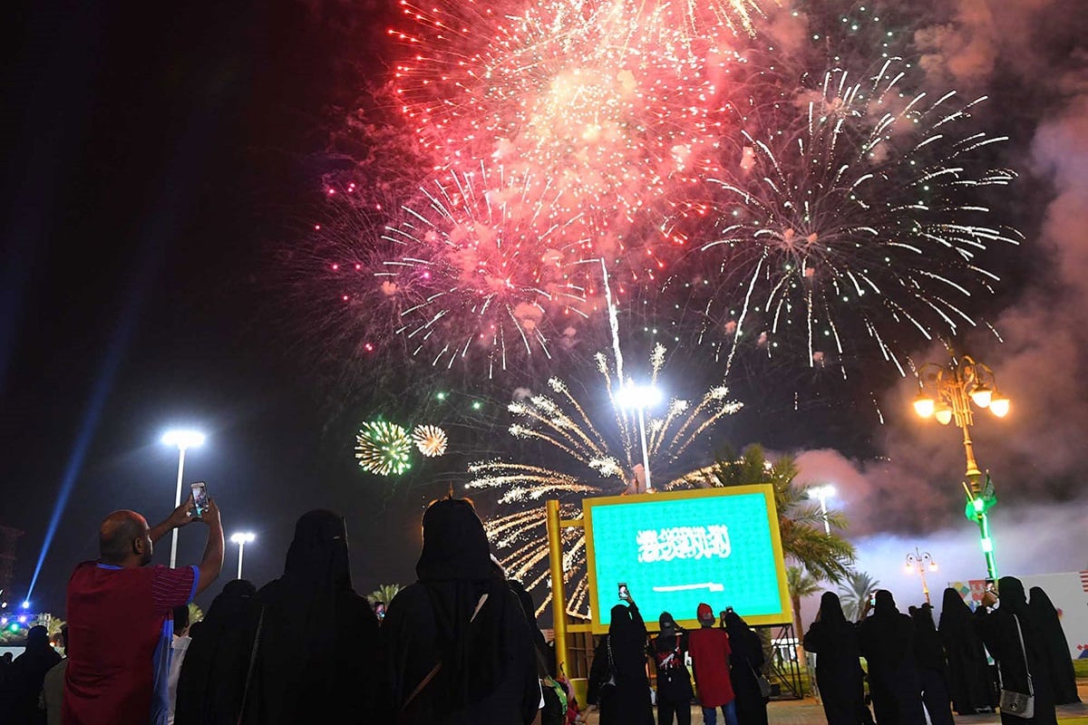 فیلم| هجوم وحشیانه پسران برای تعرض به یک دختر در جشن روز ملی عربستان سعودی | دیلی فوتبال