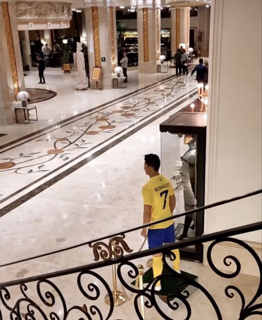 عکس| تندیس کریستیانو رونالدو در هتل اسپیناس پالاس تهران عکس| تندیس کریستیانو رونالدو در هتل اسپیناس پالاس تهران | دیلی فوتبال