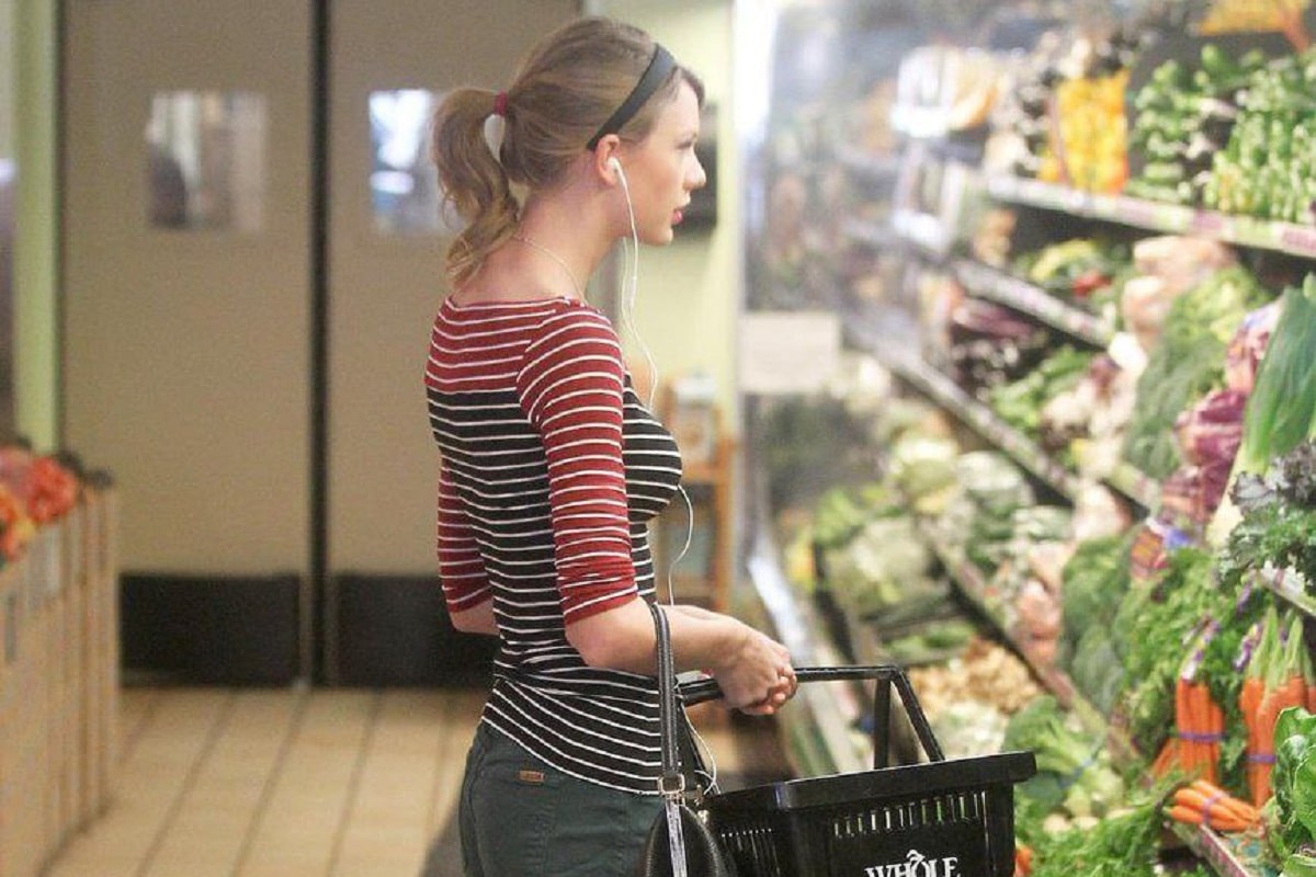 عکس| تیلور سوئیفت رو تو سوپری سر کوچه دیدم! | دیلی فوتبال