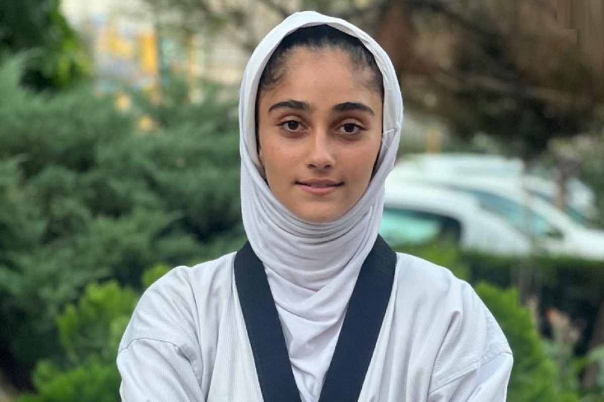 عکس| بوسه قهرمان محجبه تکواندوی جهان بر پرچم ایران عکس| بوسه قهرمان محجبه تکواندوی جهان بر پرچم ایران | دیلی فوتبال