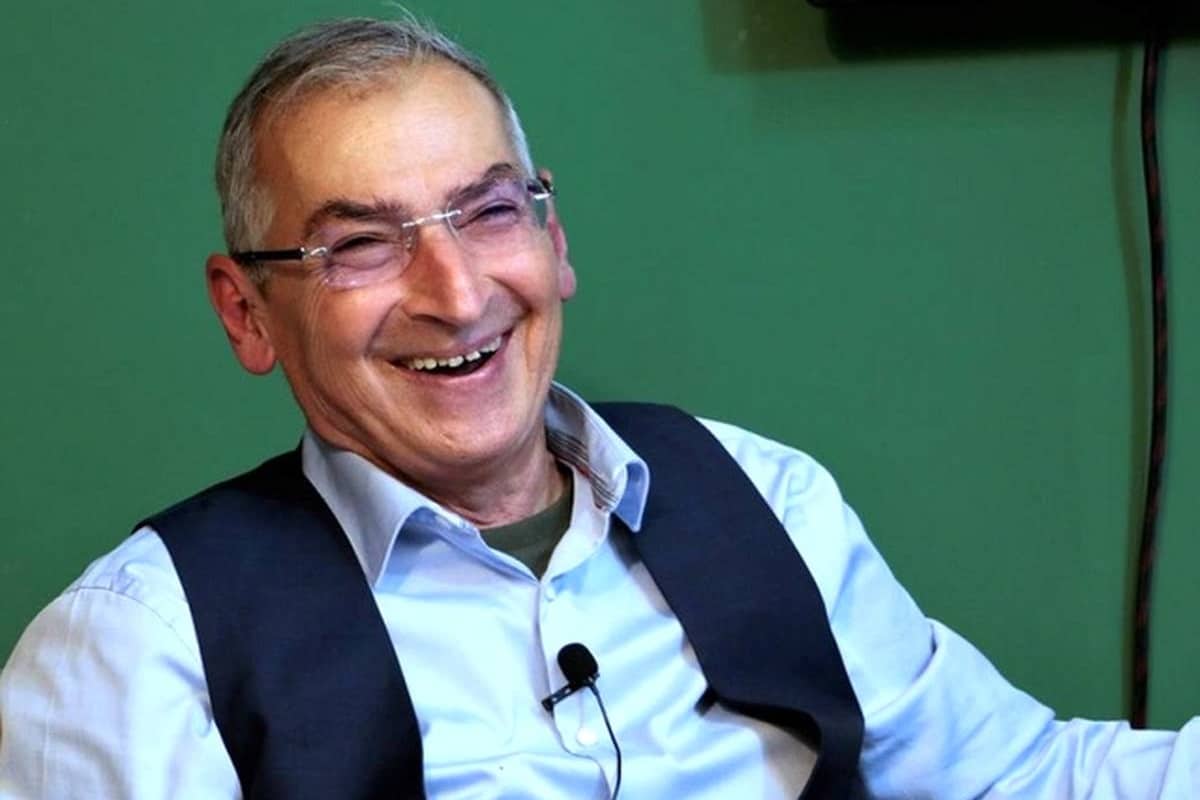 عکس| تشویق دختران دانش آموز به کشف حجاب توسط صادق زیباکلام | دیلی فوتبال