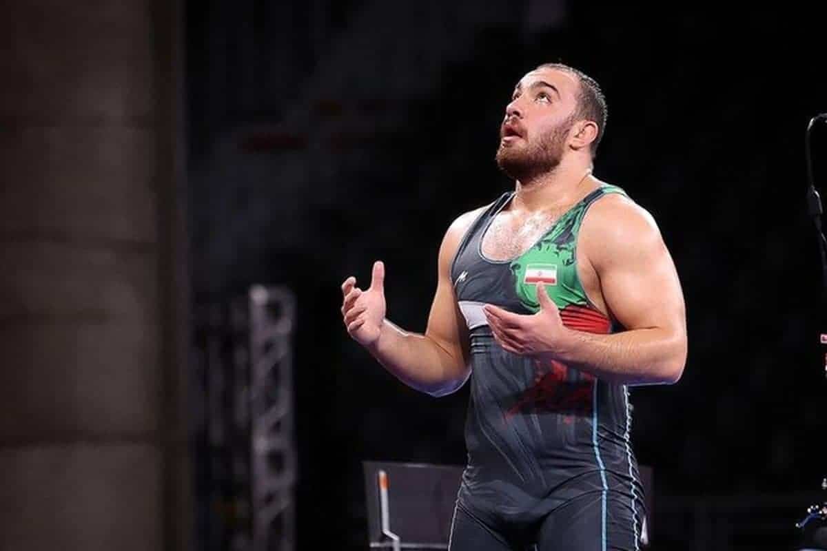 فیلم| نماز خواندن امیرحسین زارع پیش از کشتی فینال در آلبانی | دیلی فوتبال