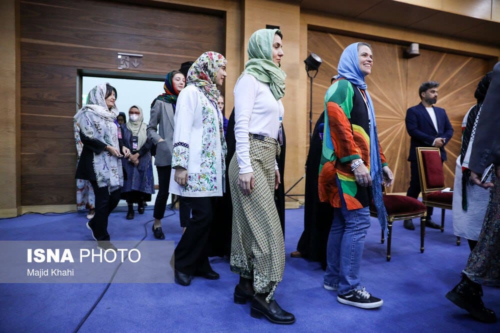 عکس| پوشش و حجاب برندگان جشنواره خورشید در حضور همسر رئیسی عکس| پوشش و حجاب برندگان جشنواره خورشید در حضور همسر رئیسی | دیلی فوتبال