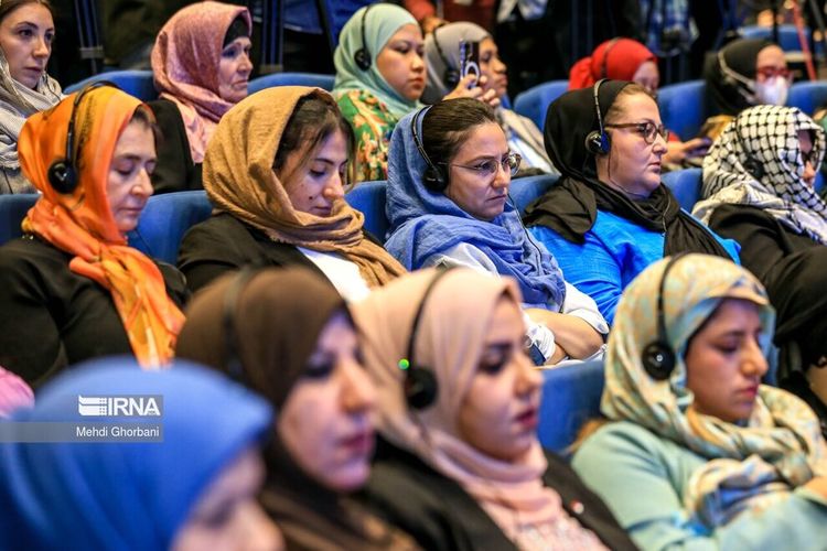 عکس| پوشش و حجاب برندگان جشنواره خورشید در حضور همسر رئیسی عکس| پوشش و حجاب برندگان جشنواره خورشید در حضور همسر رئیسی | دیلی فوتبال