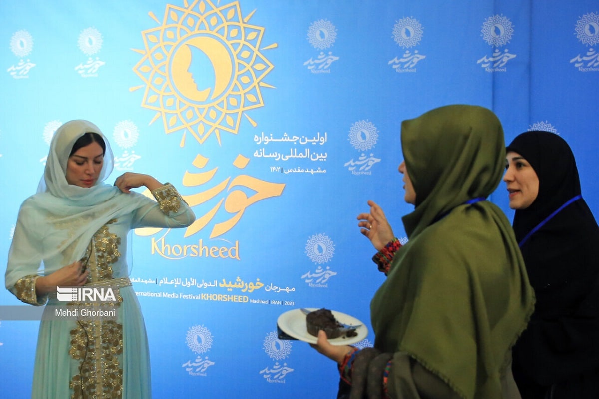 عکس| پوشش و حجاب برندگان جشنواره خورشید در حضور همسر رئیسی عکس| پوشش و حجاب برندگان جشنواره خورشید در حضور همسر رئیسی | دیلی فوتبال