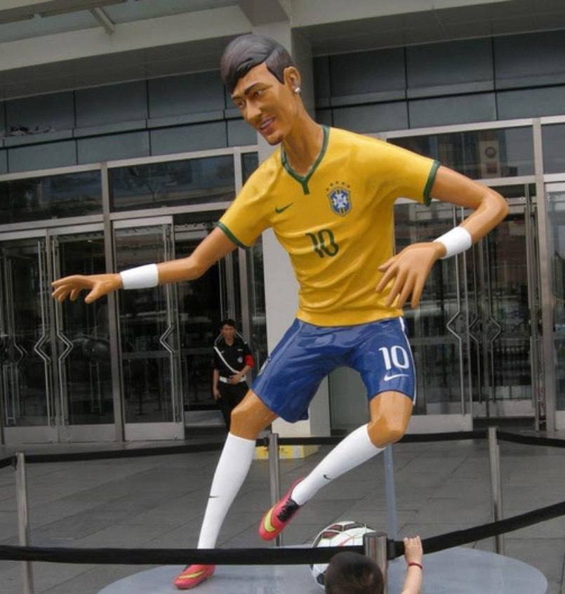 عکس| نصب مجسمه نیمار در هتل اسپیناس پالاس تهران؟ | دیلی فوتبال