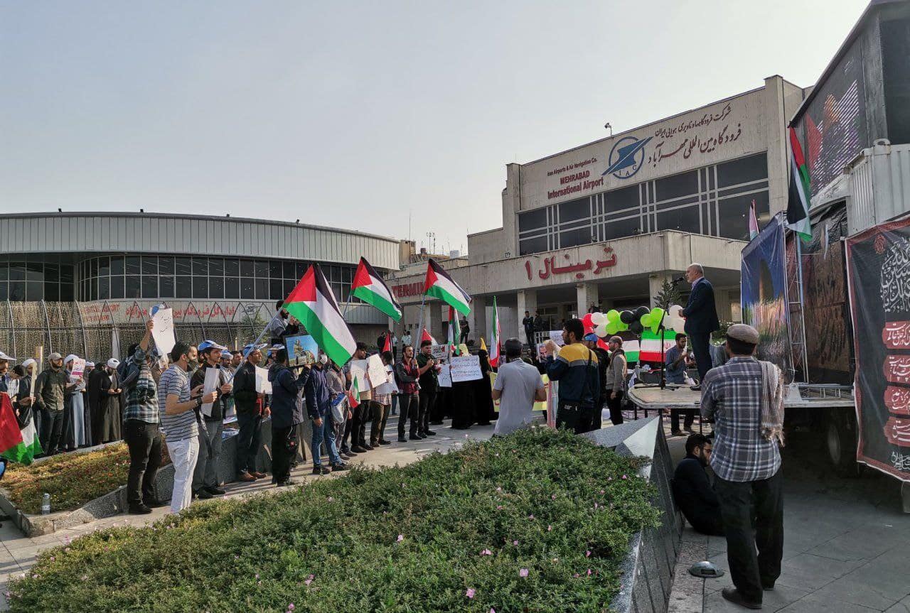 عکس| تجمع مردمی برای اعزام به غزه در فرودگاه مهرآباد | دیلی فوتبال