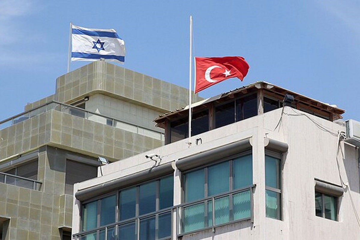 فیلم| تسخیر لانه جاسوسی اسرائیل توسط مردم ترکیه فیلم| تسخیر لانه جاسوسی اسرائیل توسط مردم ترکیه | دیلی فوتبال