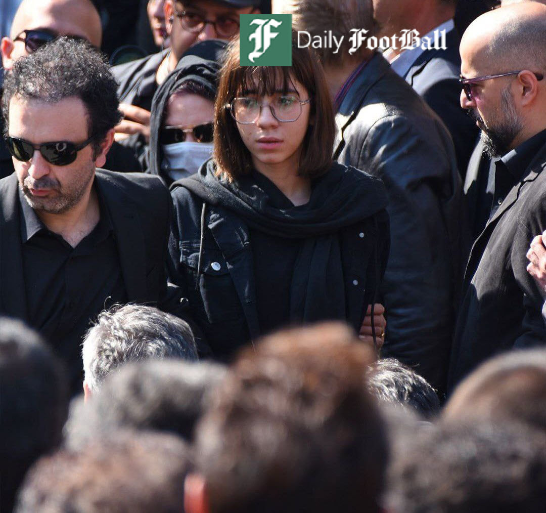 عکس| بی حجابی دختر داریوش مهرجویی در مراسم تشییع پدر و مادرش | دیلی فوتبال