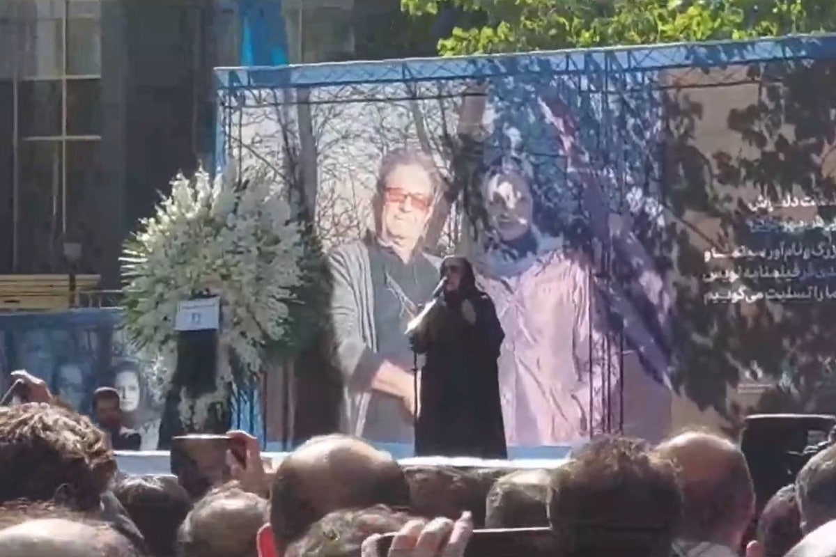 فیلم| جنجال بی غیرت ها در مراسم تشییع جنازه داریوش مهرجویی و وحیده محمدی فر | دیلی فوتبال