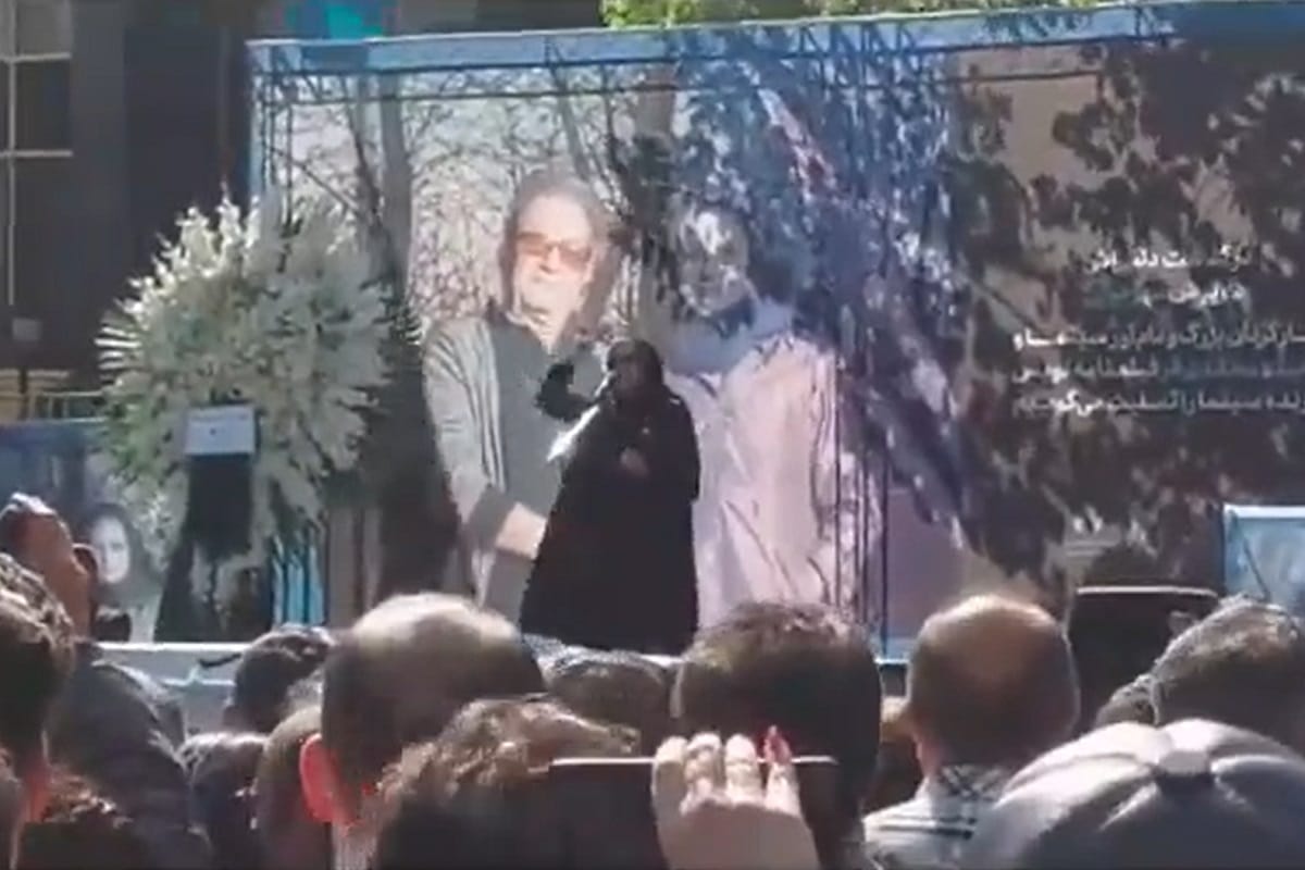 فیلم| هو کردن مرضیه برومند در مراسم تشییع جنازه داریوش مهرجویی | دیلی فوتبال