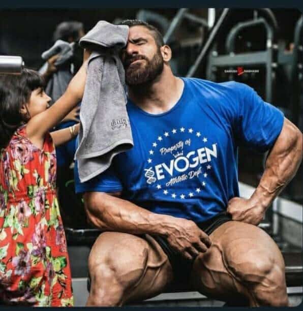 عکس| تصویر فراگیر هادی چوپان و دخترش | دیلی فوتبال