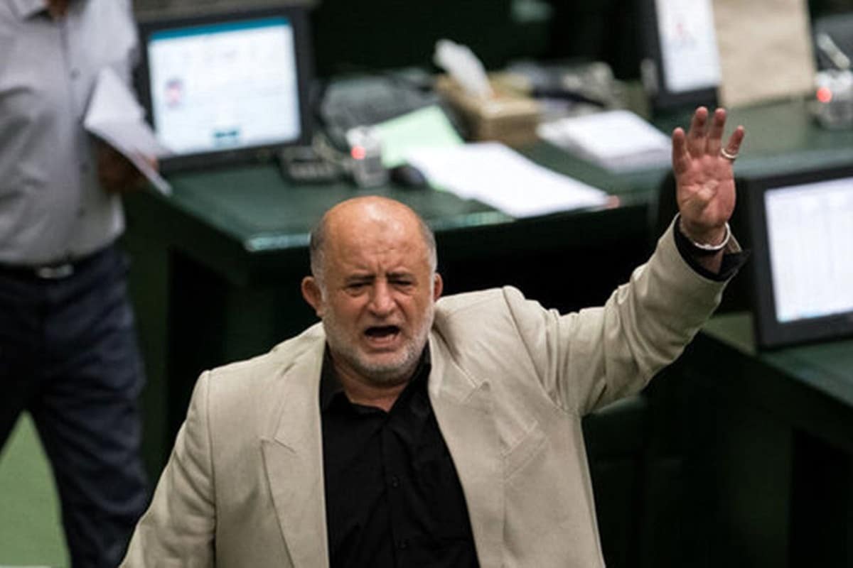 فیلم| حمایت نادر قاضی پور از کشمش خوردن علیرضا منادی در جلسه با معلمان | دیلی فوتبال