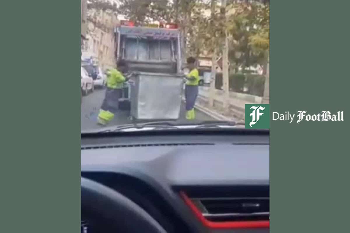 فیلم| اقدام عجیب کارگران افغانی با سطل زباله | دیلی فوتبال