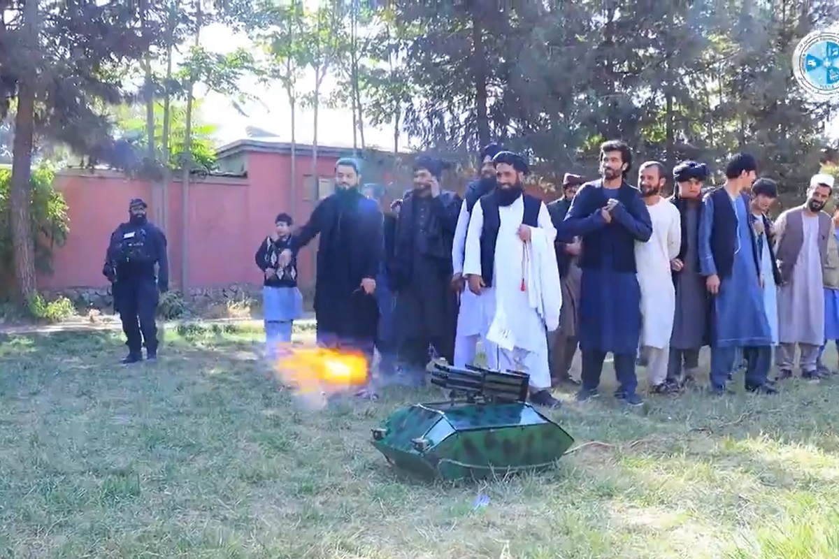 فیلم| رونمایی طالبان از عجیب ترین تانک زرهی جهان فیلم| رونمایی طالبان از عجیب ترین تانک زرهی جهان | دیلی فوتبال