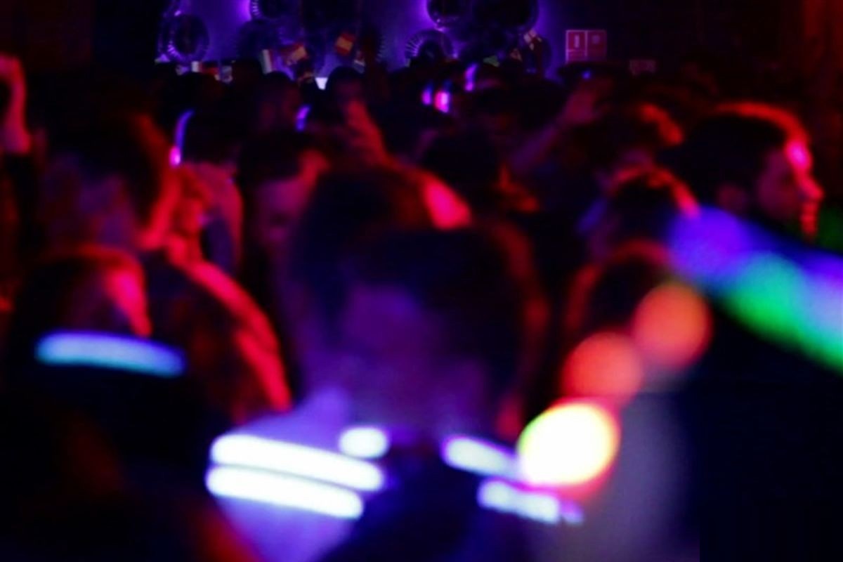 فیلم| عاقبت ترویج بی بند و باری در میان دختران | دیلی فوتبال