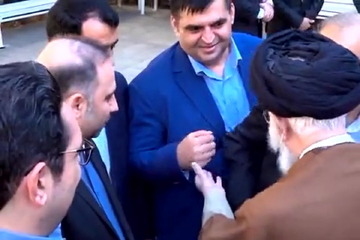 فیلم| شوخی رهبر انقلاب با حسین رضازاده | دیلی فوتبال