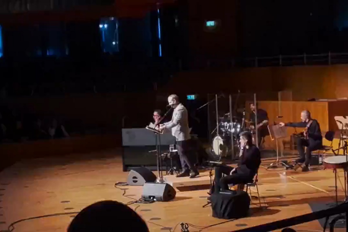 فیلم| واکنش ایرانی های آلمان به شعار «جاوید شاه» در کنسرت علیرضا قربانی فیلم| واکنش ایرانی های آلمان به شعار «جاوید شاه» در کنسرت علیرضا قربانی | دیلی فوتبال