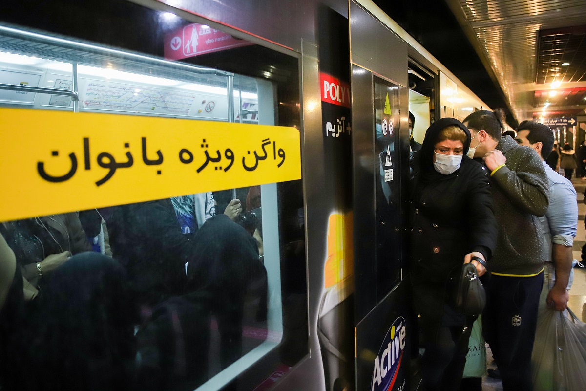 فیلم| ممانعت پلیس مقتدر از ورود زن بی حجاب به متروی تهران فیلم| ممانعت پلیس مقتدر از ورود زن بی حجاب به متروی تهران | دیلی فوتبال