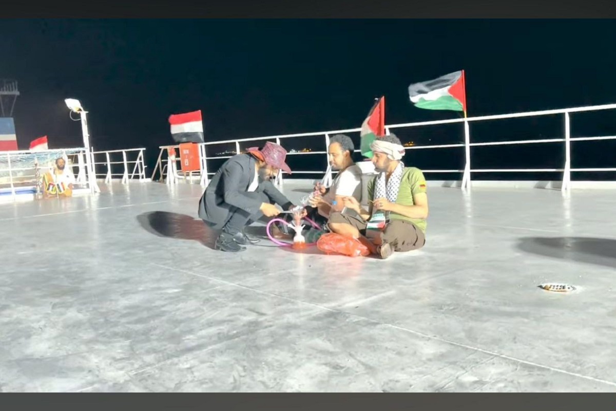 عکس| قلیان کشیدن یمنی ها روی عرشه کشتی اسرائیلی عکس| قلیان کشیدن یمنی ها روی عرشه کشتی اسرائیلی | دیلی فوتبال