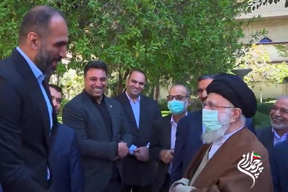 فیلم| شوخی رهبری با حامد حدادی کاپیتان تیم ملی بسکتبال | دیلی فوتبال