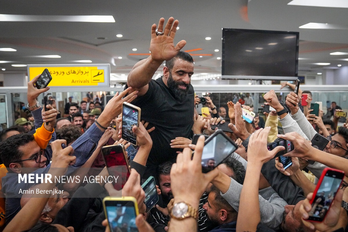 عکس| واکنش هادی چوپان به رفتار زشت با کودکان در مراسم استقبال | دیلی فوتبال