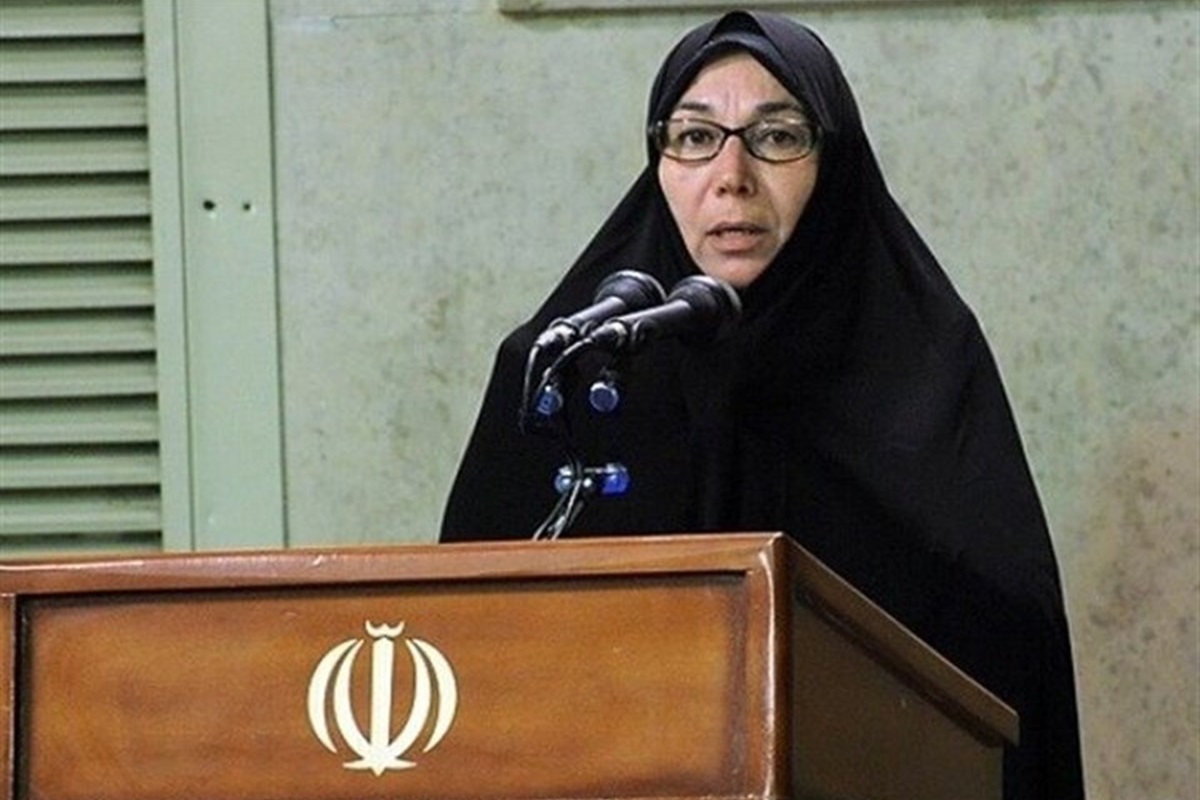 فیلم| علت چادر سر کردن پروانه معصومی در دیدار با رهبری | دیلی فوتبال