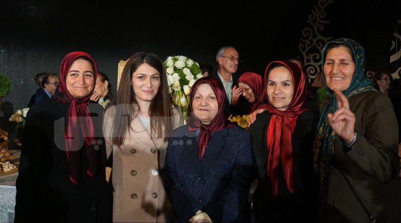 عکس| همسر سروش هیچکس در جمع منافقین | دیلی فوتبال