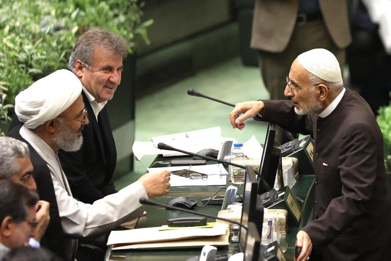 عکس| تیپ متفاوت میرسلیم در صحن علنی مجلس | دیلی فوتبال