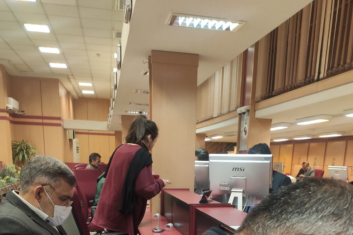 عکس| قانون شکنی بانک ها با ارائه خدمات به زنان بی حجاب | دیلی فوتبال