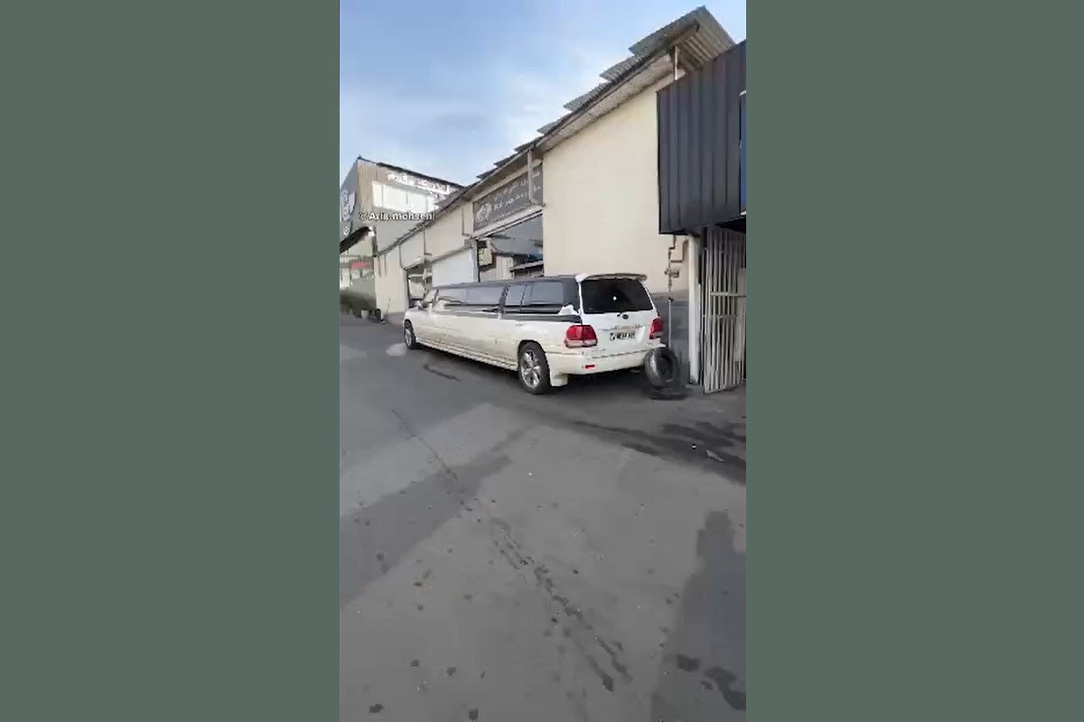 فیلم| غول پیکرترین لندکروز ایران؛ این خودرو برای کیست؟ فیلم| غول پیکرترین لندکروز ایران؛ این خودرو برای کیست؟ | دیلی فوتبال